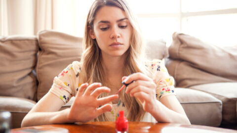 How to remove your nail varnish or at home