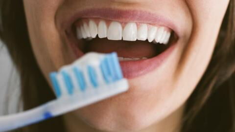 Coconut oil: the simple recipe to whiten your teeth at home