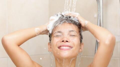 Rinsing your hair with cold water to make it shinier: fact or fiction?