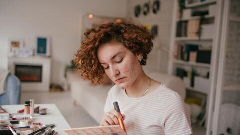 How to apply makeup to acne-prone skin
