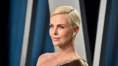 Charlize Theron Looked Amazing In Her Strapless Dress With A Plunging Neckline