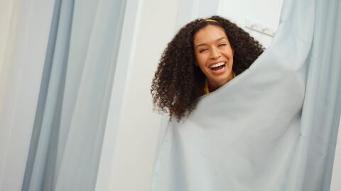 She took a selfie in different changing rooms to show how they are deceiving