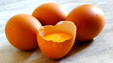 This incredible trick for cracking eggs will change your life