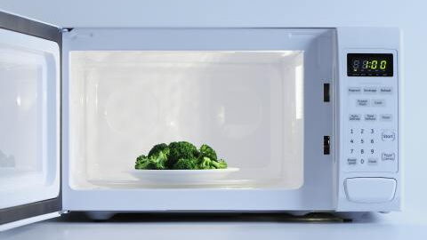 Microwave oven: Does food become less healthy when microwaved?