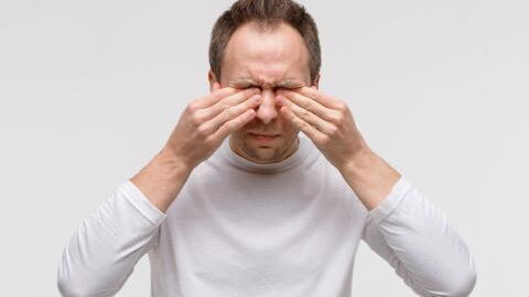 Doctors horrified to learn the cause of this man’s itchy eyes