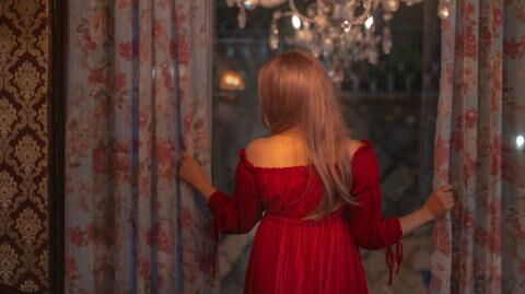 Save money on your heating by adding curtains to your home