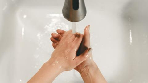 New photos reveal what your hands look like if you don't wash them after going to the toilet
