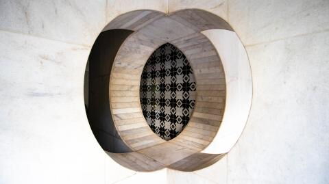 This optical illusion will make you look twice as you get closer