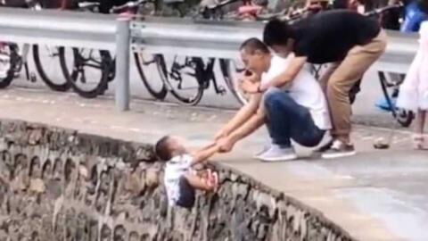 A Father Hung His Son off a Cliff for a Photo