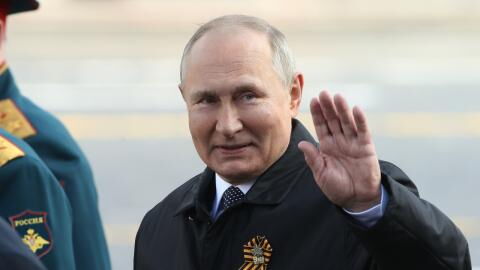 Vladimir Putin's health in the headlines again as he twists feet strangely in new video footage