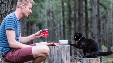 This man dropped everything to travel the world with his cat