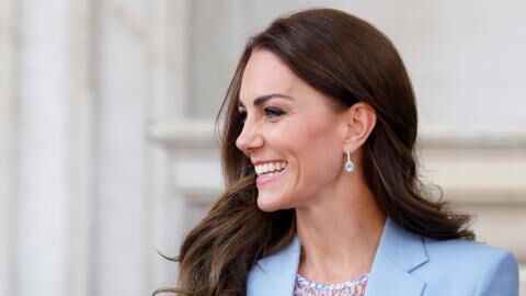 What is Kate Middleton wearing in her first official portrait with Prince William?