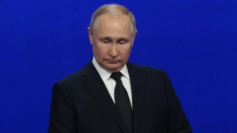 Vladimir Putin's latest public appearance sparks new speculation about his health