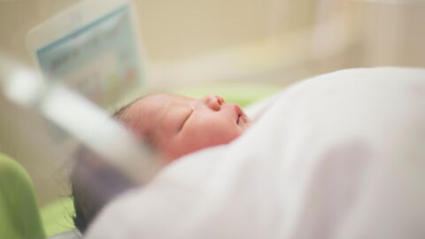 She wanted to witness her sister give birth and her reaction is priceless