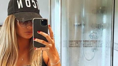 This Woman's Selfie Has One Naughty Detail You Didn't Spot