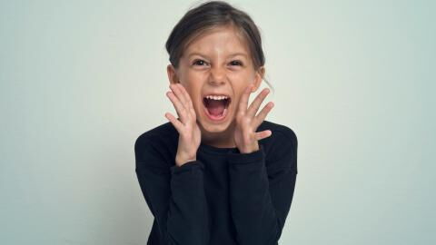 Girl evades a kidnapping by using an incredible trick