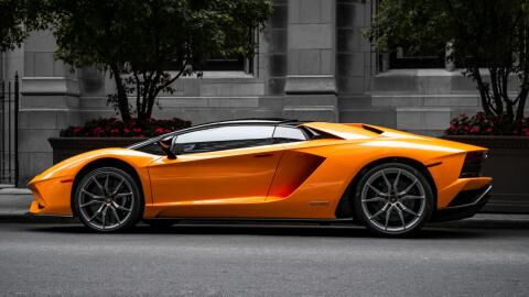 Man jumps on a Lamborghini, car owner makes him regret it (VIDEO)