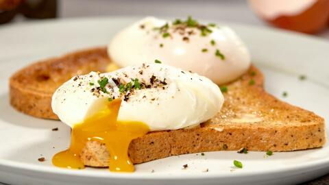 Make the perfect poached egg in under a minute with this hack