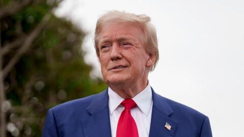 Donald Trump praises himself during rally: 'What a nice-looking man'