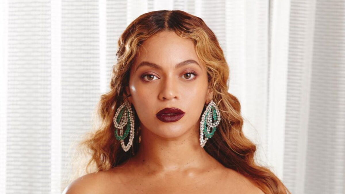 Beyoncé Looks Amazing In This Very Colorful Suit