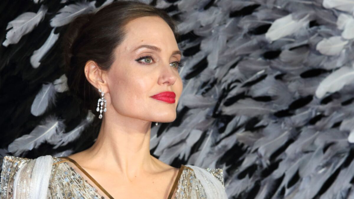 Angelina Jolie ‘outraged At Brad Pitt And Jennifer Aniston Getting Close 0634