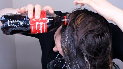 Se rincer les cheveux au coca : tout sur la nouvelle tendance coiffure insolite