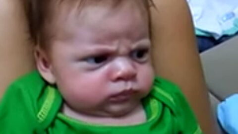 Ce Bebe A Toujours L Air D Etre Tres En Colere