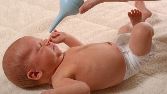 Comment nettoyer le nez de bébé ?