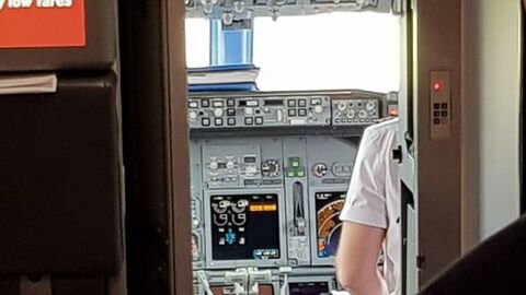 Il regarde dans le cockpit de cet avion et aperçoit un objet inattendu