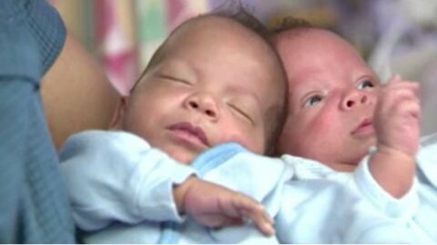 Ces jumeaux sont nés... à près d'un mois d'écart. Découvrez leur incroyable histoire