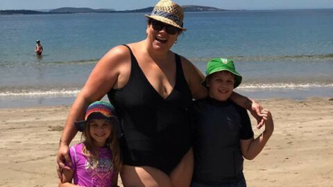 Kristen Bosly : la photo de cette maman sur la plage est devenue virale... un beau message d'acceptation de soi !