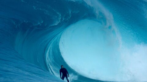Ce surfeur défie la plus grosse vague du monde. Vous n'allez pas en revenir