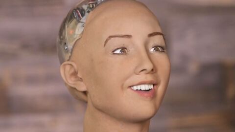 Sophia, premier 'robot citoyen' de l'histoire, lance un message d'alerte à l'espèce humaine