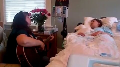 Une maman chante pour sa fille mourante de 18 ans. Un grand moment d'émotion