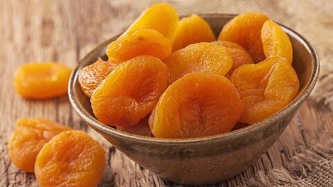 Voici pourquoi vous ne devriez pas acheter d'abricots secs de couleur orange...