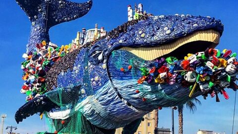 Pour le carnaval, ce pays construit une baleine géante polluée en plastique