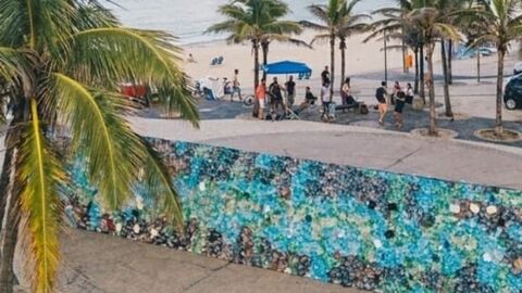 Une immense barrière de déchets bloque une plage à Rio