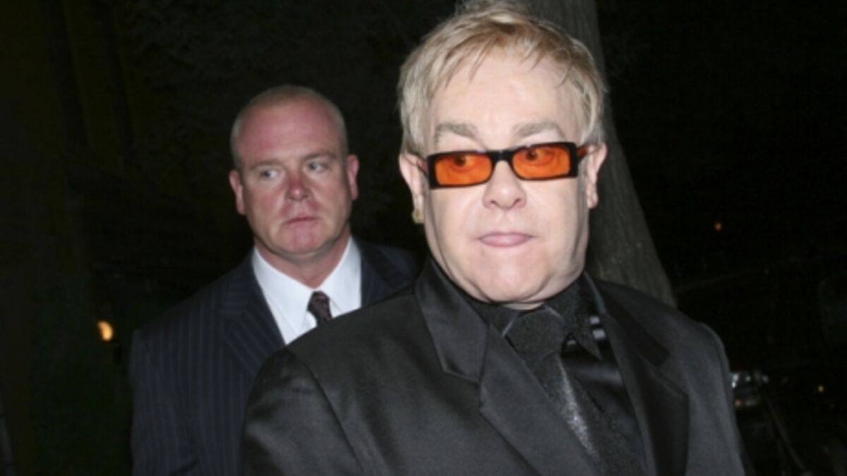 Elton John Son Mari David Furnish Porte Ses Cheveux De Bébé En Pendentif