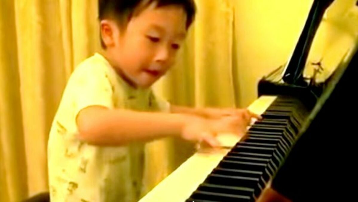 Enfant Jouant Du Piano Fille Dans La Classe De Piano Enfant Heureux Jouant  Du Piano
