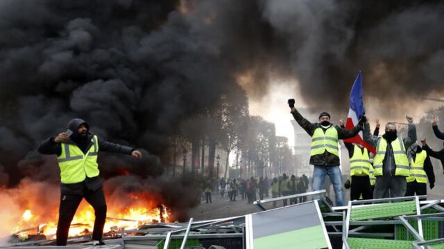 Gilets jaunes sur les Champs-Elysées : le vrai et le faux des