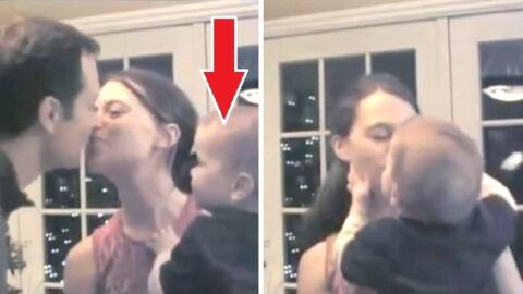Quand il voit ses parents s'embrasser, ce bébé ne peut pas s'empêcher de faire pareil. C'est hilarant !