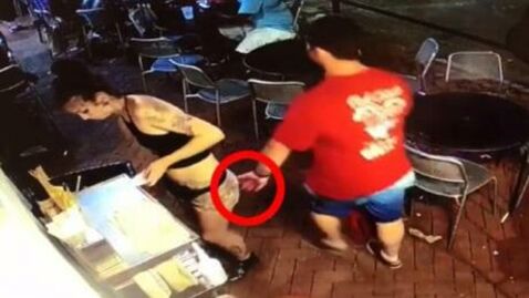 VIDEO -"Tu ne me touches pas !" : il met la main aux fesses d'une serveuse, elle le met à terre