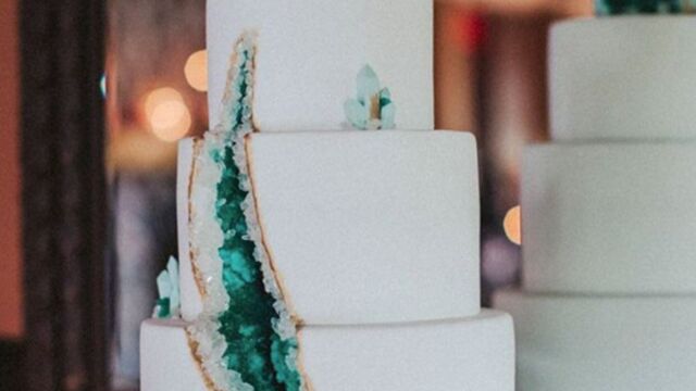 Gâteau De Mariage Geode Avec Cristaux Comestibles Et Fleurs Sur Une Table  Blanche Générée Photo stock - Image du délicieux, gâteau: 273794194