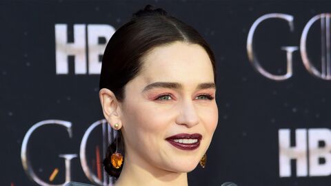 Game Of Thrones saison 8 : Emilia Clarke sublime pour l'avant-première ! (Vidéo)