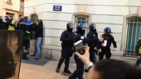 Toulon : un policier filmé en train de frapper un homme immobile