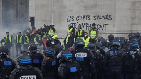 Gilets jaunes : les heurts à l'Arc de Triomphe filmés par une caméra embarquée de la police