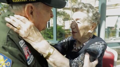 75 ans après la guerre, cet américain retrouve l'amour de sa vie en France (vidéo)