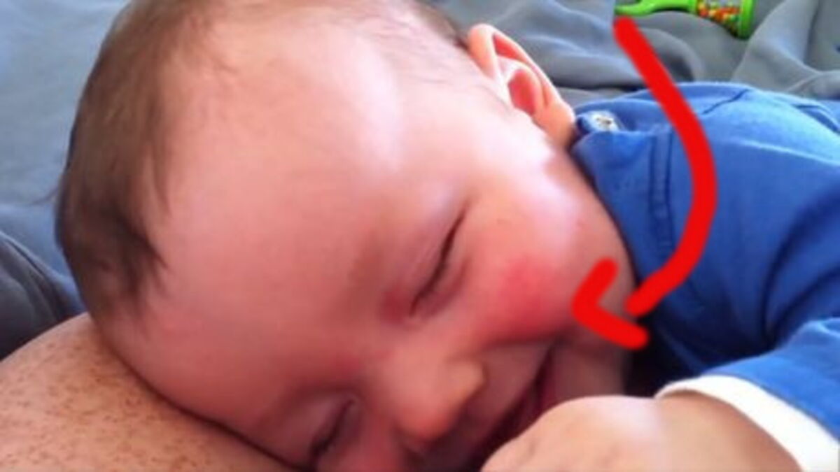 Un Bebe Rigole Pendant Son Sommeil