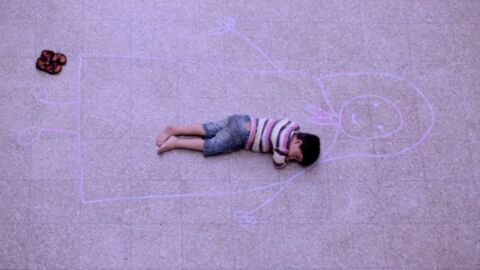 Cet enfant ne désire qu'une seule chose. Et il l'a dessiné au sol