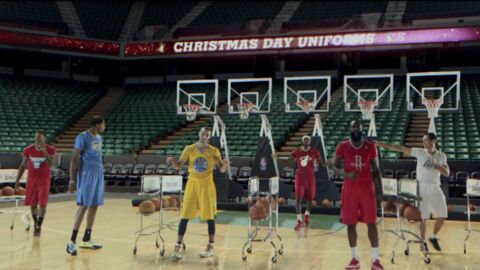 Ces basketteurs peuvent jouer Jingle Bells avec leurs ballons